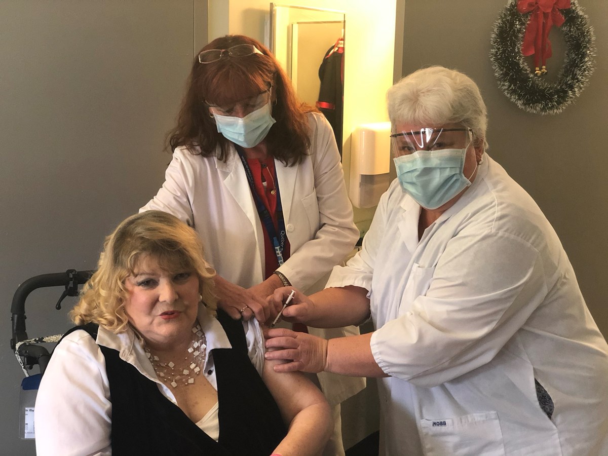 Une dame de 82 ans, Claudette Roy, est devenue hier la première personne vaccinée contre la COVID-19 en Mauricie-Centre-du-Québec.