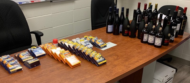 Une perquisition du véhicule des suspects a permis la saisie de plusieurs bouteilles d’alcool d’une valeur de 6200,00 $ ainsi qu’une quantité des lames de rasoir volées dans des pharmacies, totalisant un montant de 1200,00 $.