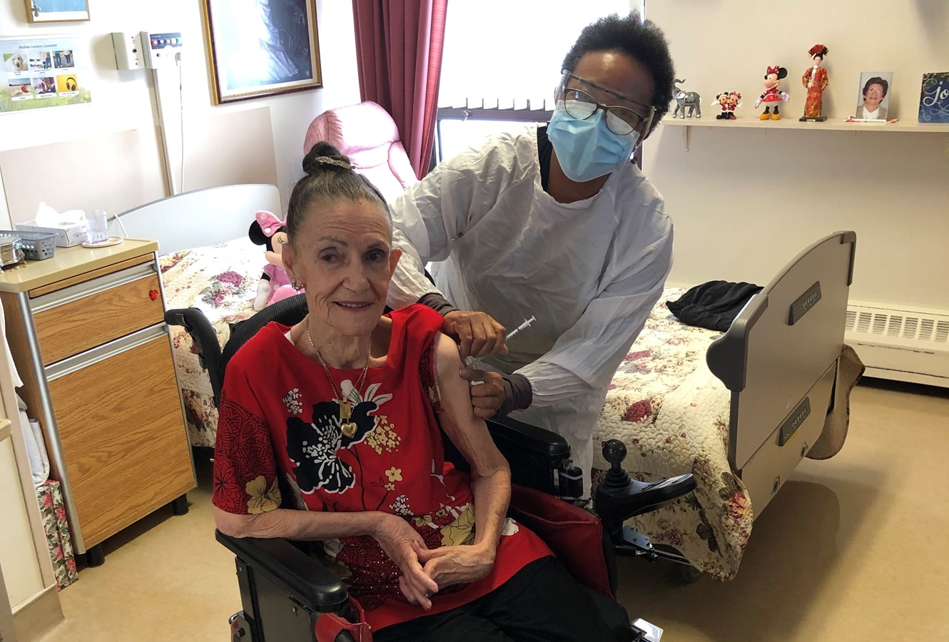 Louisette Lacoursière, 82 ans, du Centre multiservices de santé et de services Avellin-Dalcourt à Maskinongé avait hâte de recevoir le vaccin.