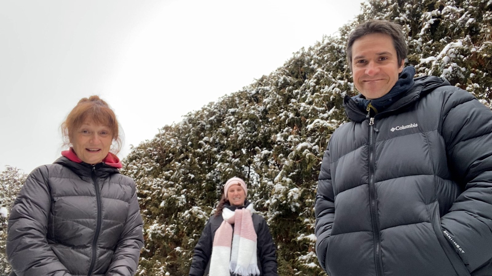 Renée Soucy, propriétaire de la Pépinière du Parc, Catherine Gélinas, chargée de projets, développement philanthropique chez Leucan Mauricie-et-Centre-du-Québec et Robin Lapointe, propriétaire de la Pépinière du Parc.