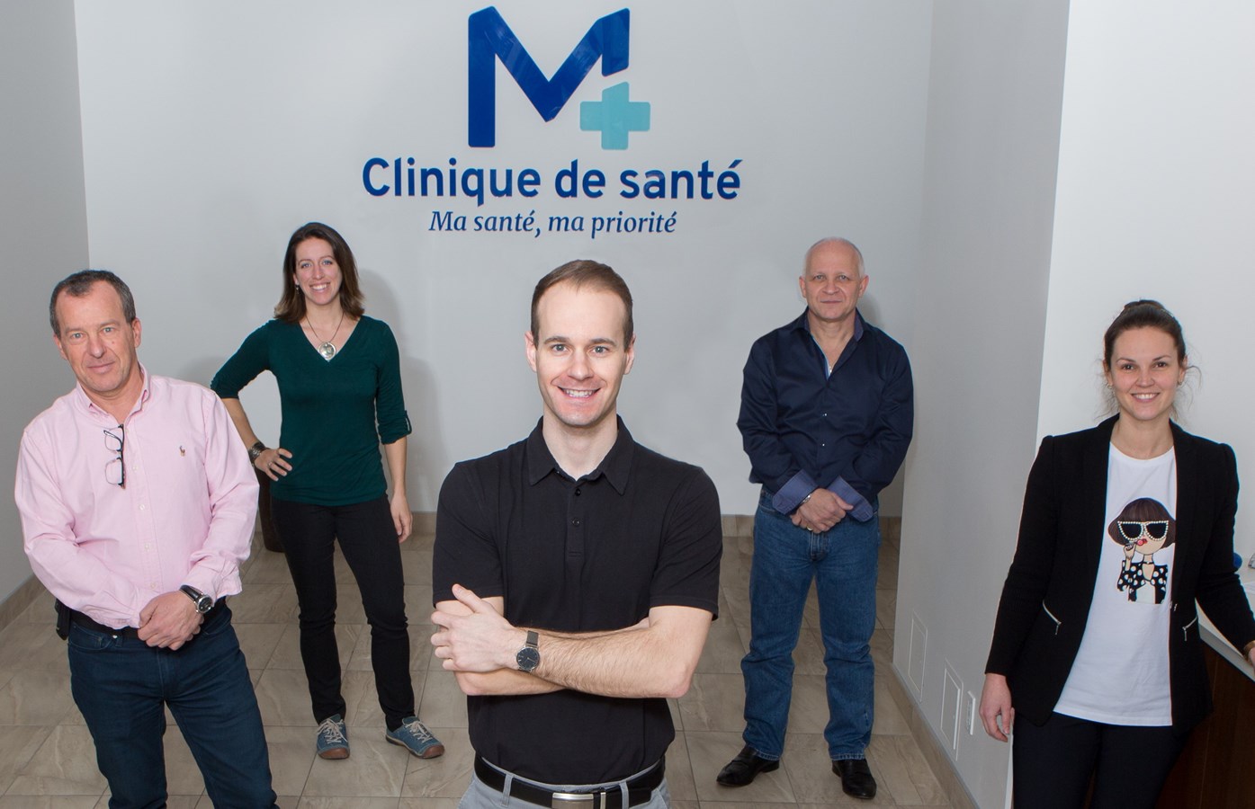 Au centre, Nicolas Marchand, propriétaire de la Clinique M, accompagné des médecins Dr Jean-Philippe Cohen-Bacry, Dre Lysianne Hamel, Dr Christian Carlo et Dre Noémie
Laferté.