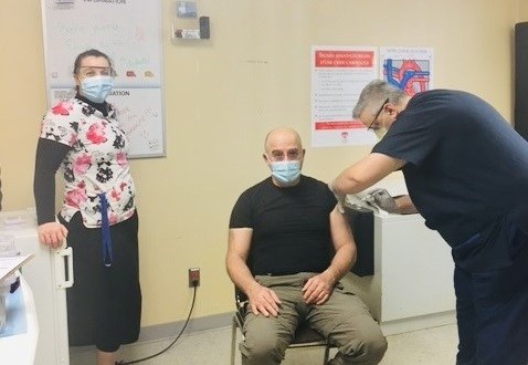Éric Chagnon a été vacciné par Martin Dionne, infirmier, en compagnie de Martine Paré, infirmière.