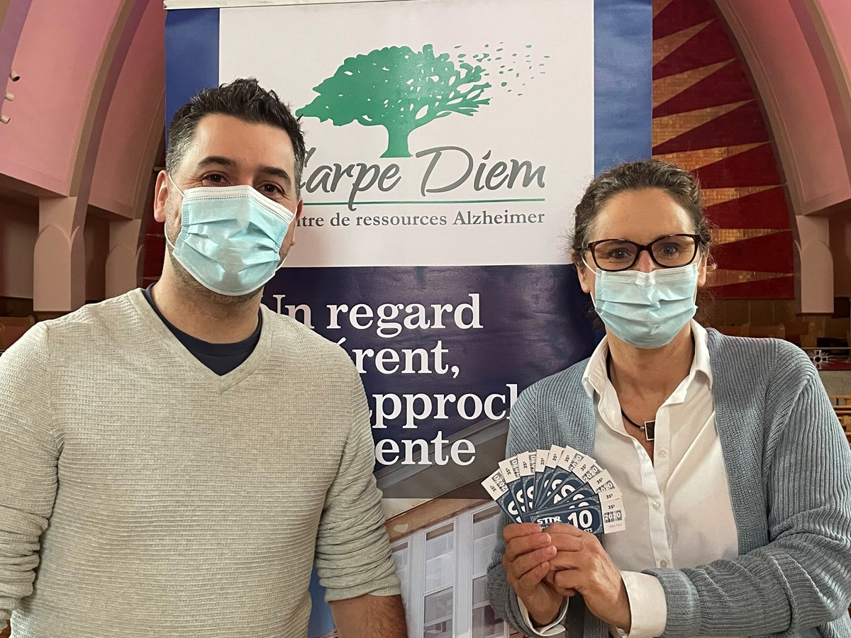 Charles-Hugo Normand, directeur des communications et des partenariats à la Société de Transport de Trois-Rivières et Nicole Poirier, directrice de Carpe Diem Centre de ressources Alzheimer.