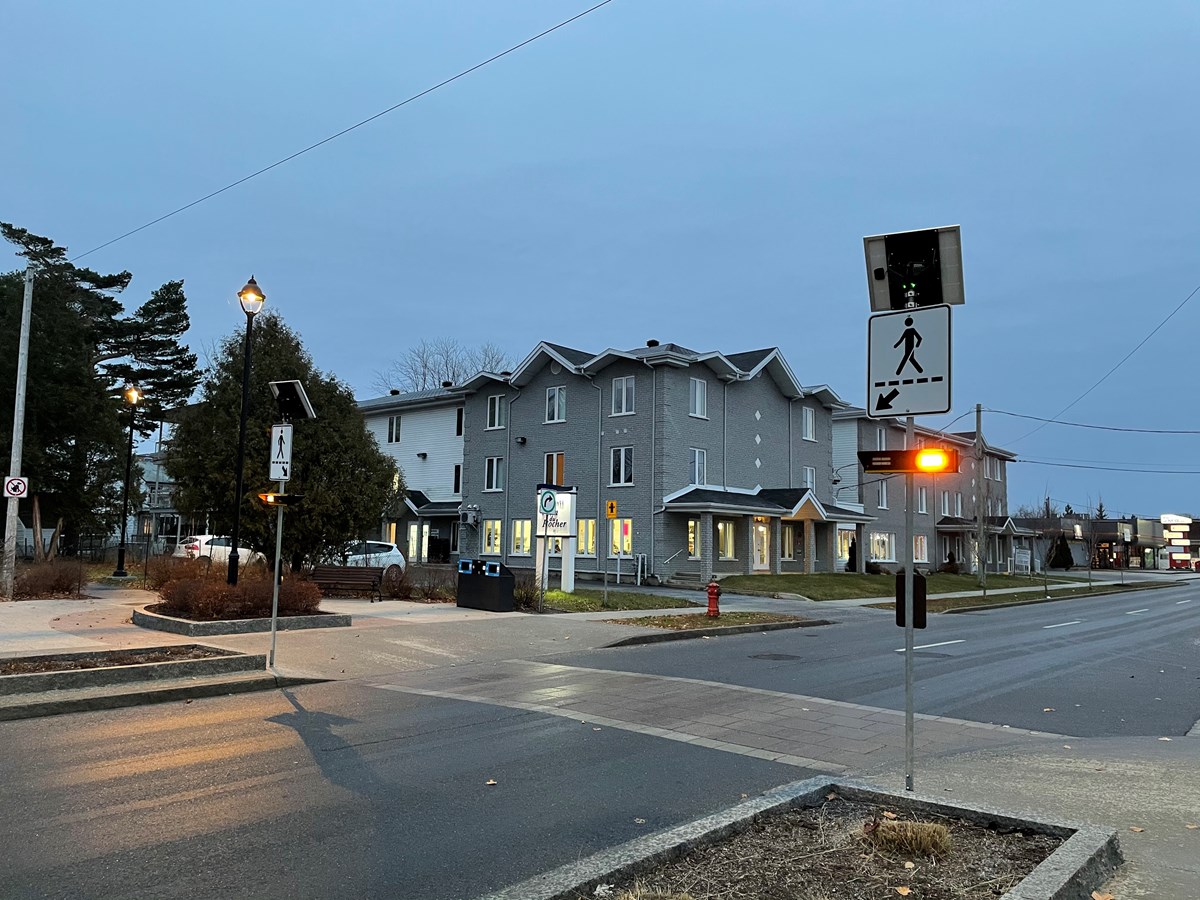 Avenue de Grand-Mère, à l’intersection de la 13e Rue.