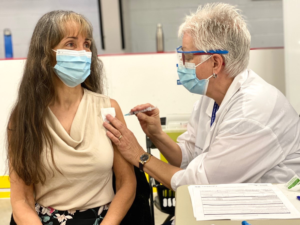 La députée Tardif reçoit sa première dose de l'AstraZeneca