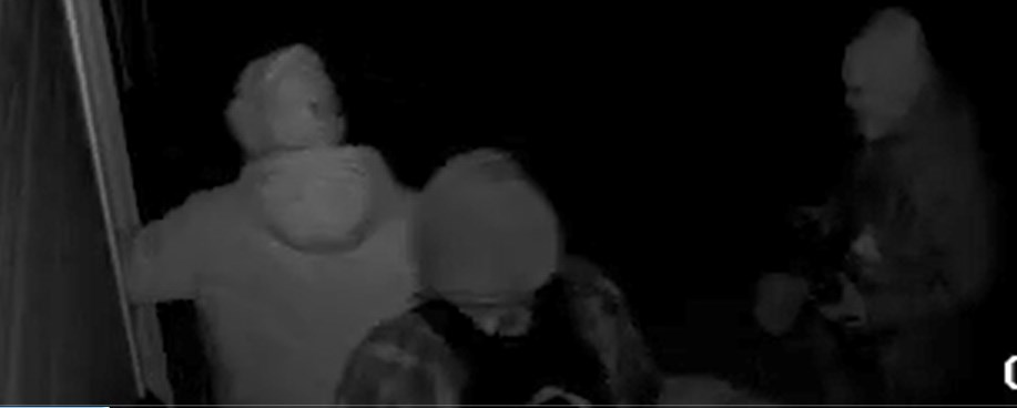 Vol avec violence dans une résidence de Sainte-Julienne : la SQ recherche 4 suspects