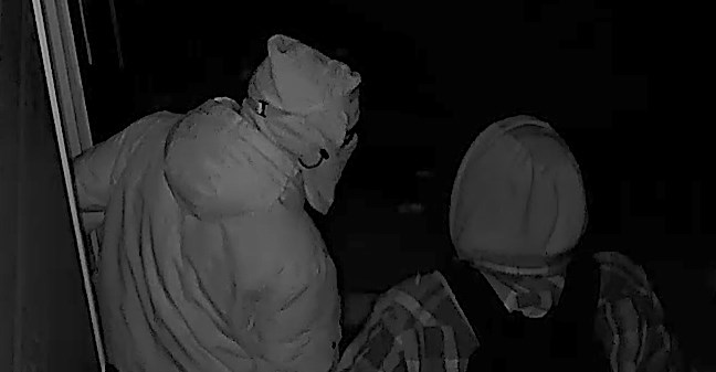 Vol avec violence dans une résidence de Sainte-Julienne : la SQ recherche 4 suspects