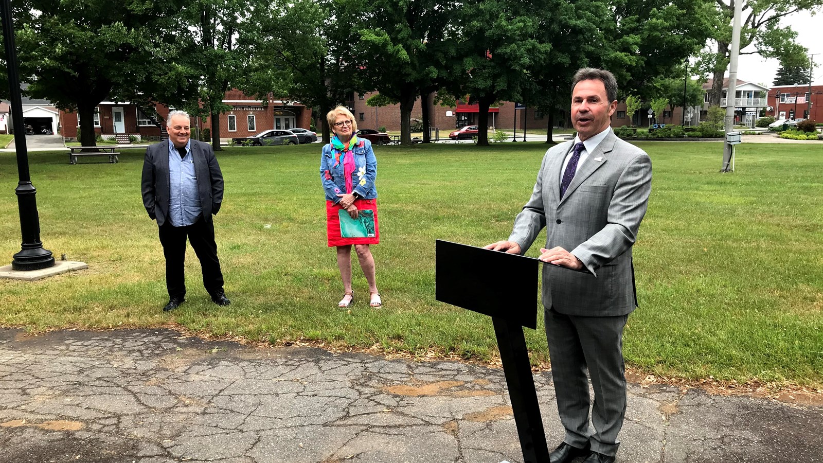 Monsieur Claude Villemure, homme d’affaires, madame France Brisson, co-propriétaire de la Rôtisserie St-Hubert de Shawinigan et présidente de la Cité de l’énergie et monsieur Michel Angers, maire de Shawinigan.