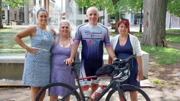 Pascale Caron, Intervenante sociale, Lyane Meunier agente de relation avec les membres, Simon Thibault cycliste épileptique, Patricia Collin, directrice.