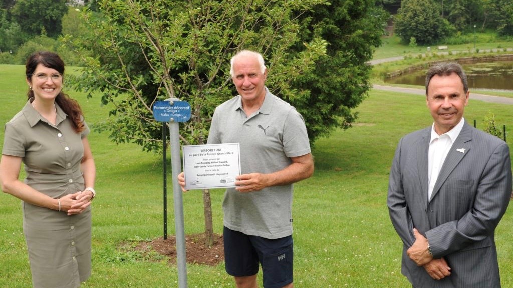 Arboretum : Nancy Déziel, conseillère municipale du district de la Rivière, Louis Tremblay, promoteur du projet, et le maire Michel Angers