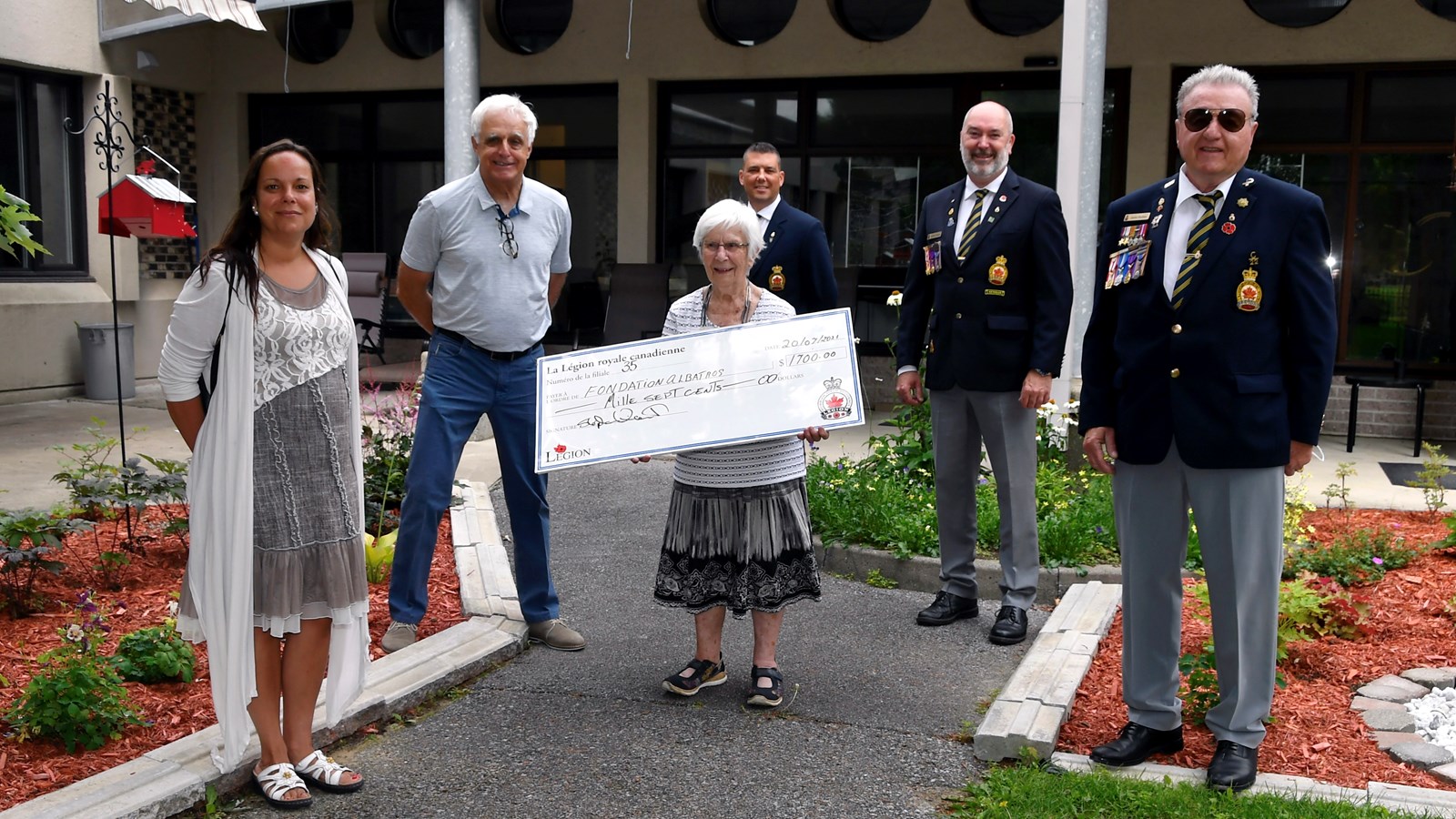 De gauche à droite, Annie Guérin, Marc Pronovost, Lucille Lemaire tenant le chèque de 1700$, Michel Boucher (Officier d’entraide LRC Filiale 35), Stéphane Vincent (Président LRC Filiale 35) et Lucien Desbiens (2e Vice-président LRC Filiale 35).