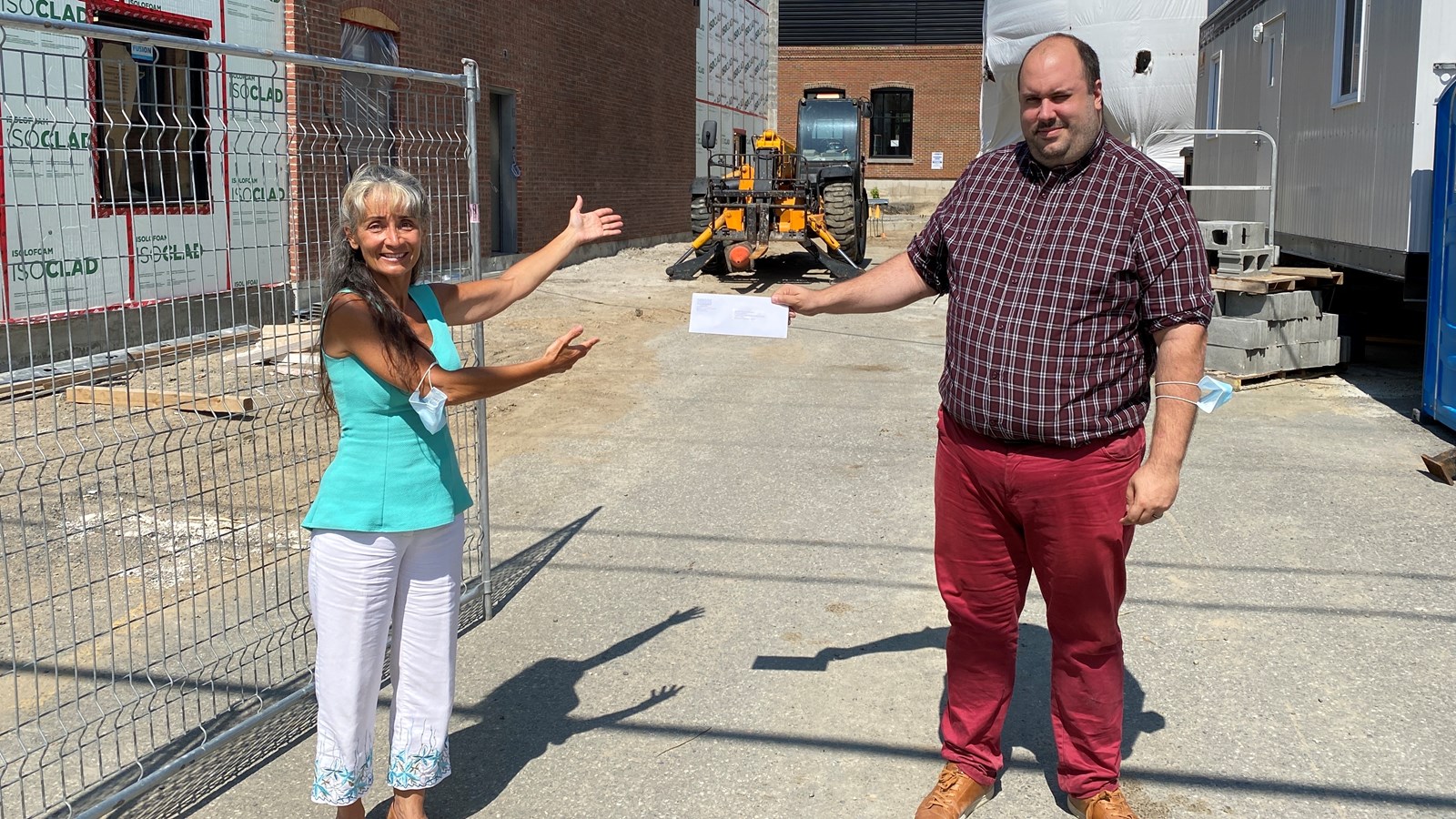 Gabriel Sansoucy, directeur général de la Coopérative de solidarité santé Le Rocher, est heureux de recevoir une aide financière de 10 000 $ de la députée de Laviolette–Saint-Maurice, Marie-Louise Tardif.