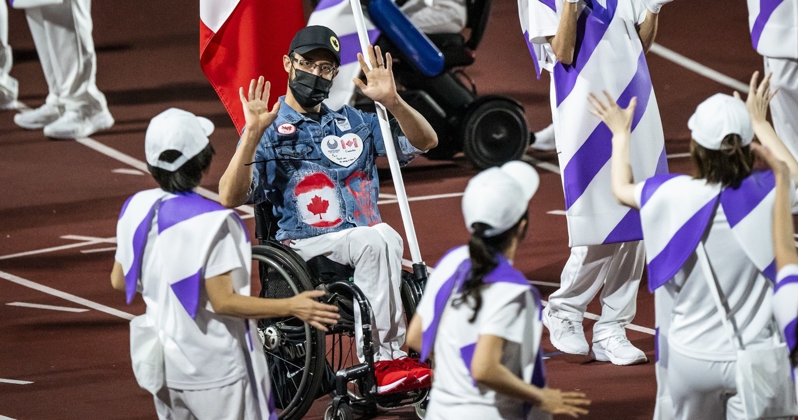 Brent Lakatos a porté le drapeau pour le Canada à la cérémonie de clôture, marquant ainsi la fin des Jeux paralympiques de 2020 à Tokyo dimanche.