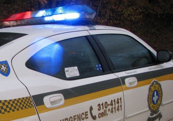 Une camionnette entre dans l'école forestière de La Tuque