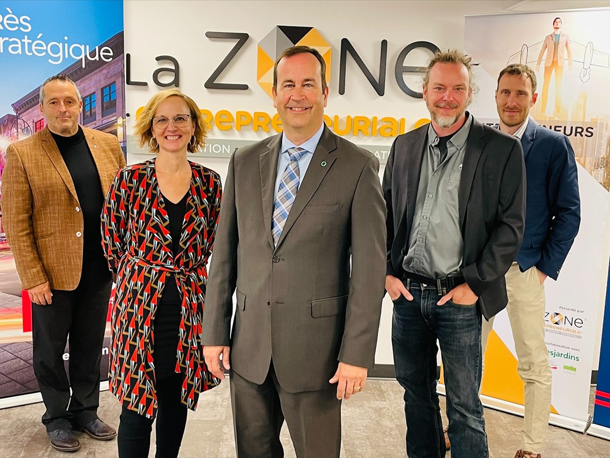 Louis Gendron, directeur du Cégep de Trois-Rivières, Manon Duschene, directrice Formation continue et Services aux entreprises, Sylvain Racine, directeur de Desjardins Entreprises Mauricie, Richard Lapointe, entrepreneur, Expertise laser 3D-iSCAN, Francis Brouillard, Directeur général adjoint – Opérations, Innovation et Développement économique Trois-Rivières.