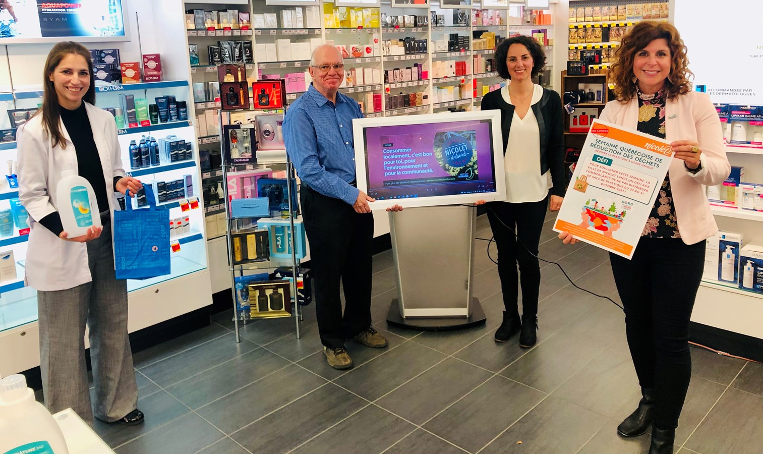 Une des pharmaciennes propriétaires du Uniprix de Nicolet, Véronique Leblanc, Jean-Claude Montplaisir, président du comité consultatif en environnement, Carolyne Aubin, conseillère municipale responsable du dossier environnement et Geneviève Dubois, mairesse de Nicolet.