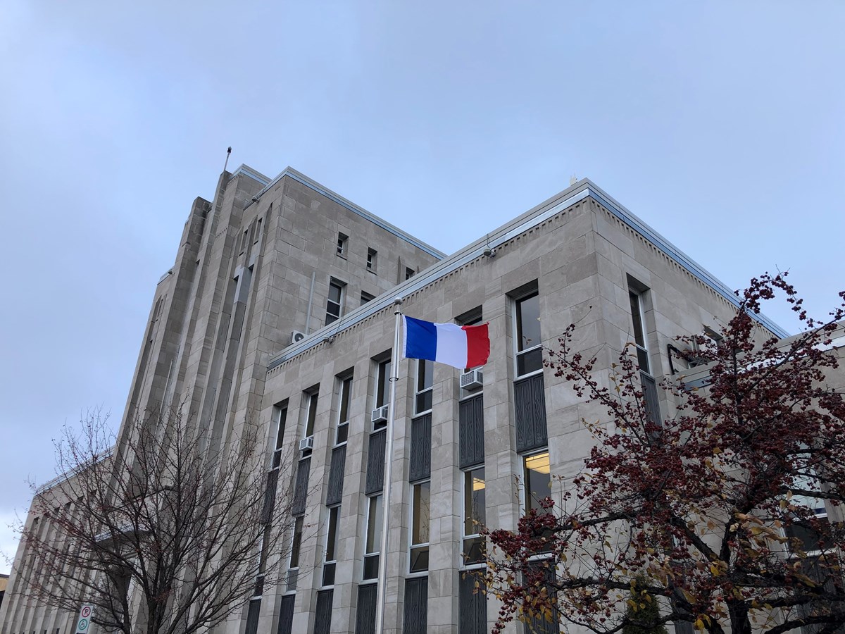 Shawinigan hisse le drapeau de la France à son mât protocolaire