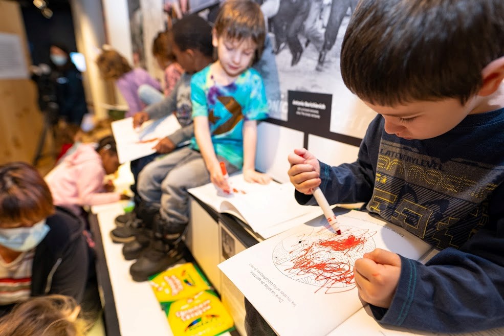 Des enfants du CPE Le Cheval Sautoir de Trois-Rivières profitent du cahier à colorier.