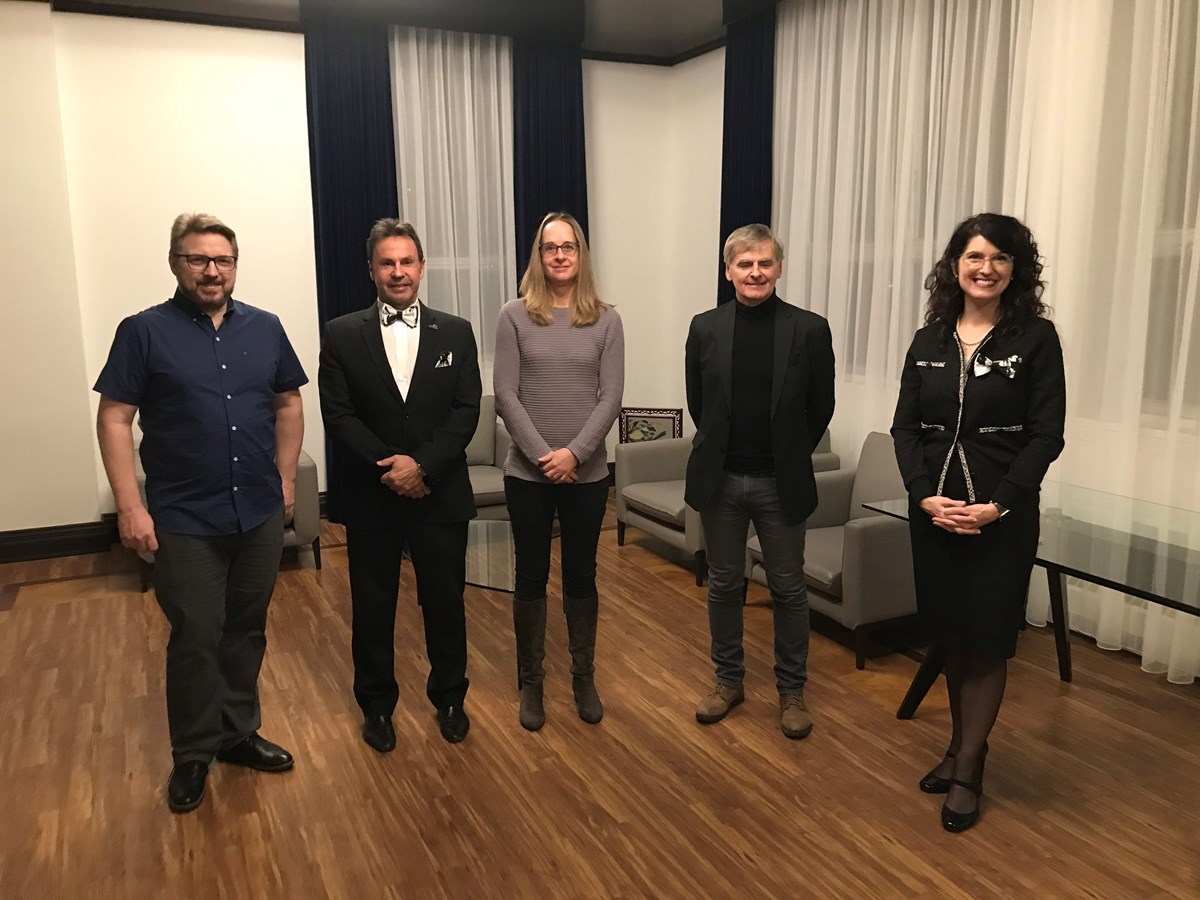 Sylvain Larivé (Comaintel), Michel Angers (maire de Shawinigan), Elisabeth Leclerc (Comaintel), Christian Descoteaux (Comaintel) et Nancy Déziel (conseillère municipale du district de la Rivière).