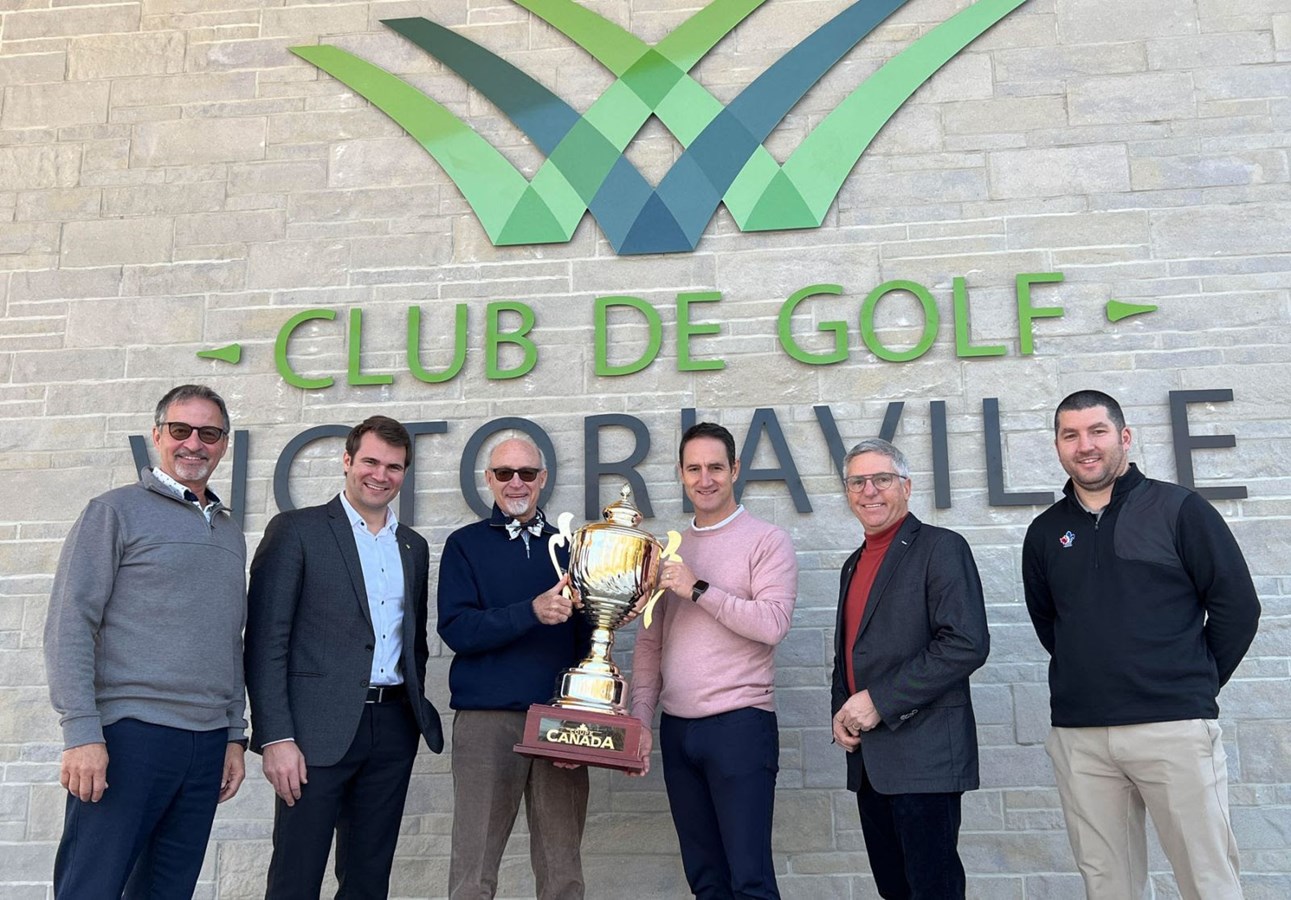 Alain Danault, directeur général du Club de golf Victoriaville, Antoine Tardif, maire de Victoriaville, Jerry Séguin, président de la Coupe Canada Sani Marc, Philippe-André Champoux, président du Club de golf Victoriaville, Jean-Pierre Beaulieu, directeur général de Golf Québec, et Éric Couture, directeur des compétitions de Golf Québec.