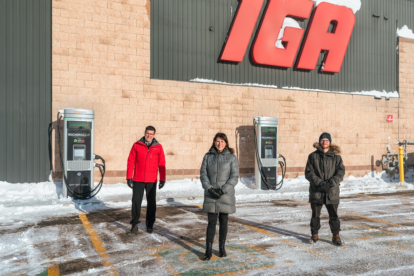 Claude Perreault, directeur du IGA Supermarché Jean XXIII ; Julie Brosseau, attachée politique de René Villemure, député de Trois-Rivières ; Julien Kuzdzal, coordonnateur construction RechargÉco du Jour de la Terre Canada.