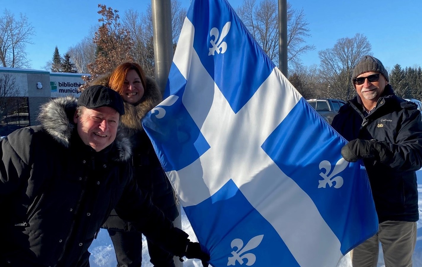 Le député provincial, Donald Martel, accompagné de la mairesse de la Ville de Bécancour, Lucie Allard, et du trésorier de la Société Saint-Jean-Baptiste du Centre-du-Québec, Jean-Guy Simoneau.
