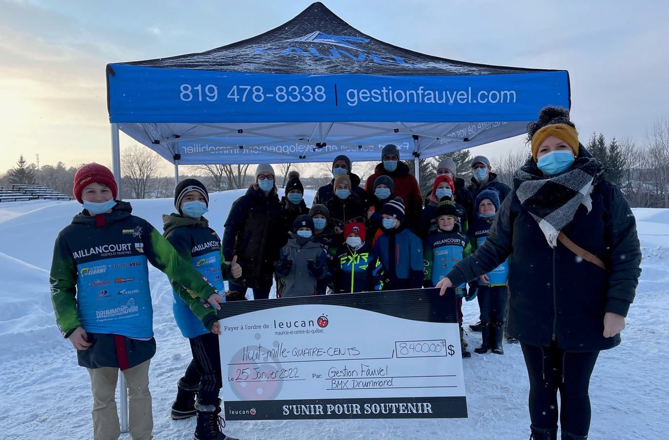 Carine Lecomte du CLUB BMX Drummond, la famille Dionne, les jeunes du club de BMX ainsi que Marianne Dorval, chargée de projets, développement philanthropique pour Leucan Mauricie-et-Centre-du-Québec.