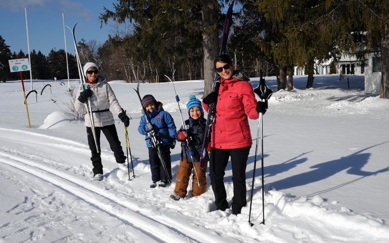 Pour faire de la raquette, de la randonnée, du ski de fond ou pour une promenade en plein air, il est possible de pratiquer ces activités dans tous les secteurs de la ville.
