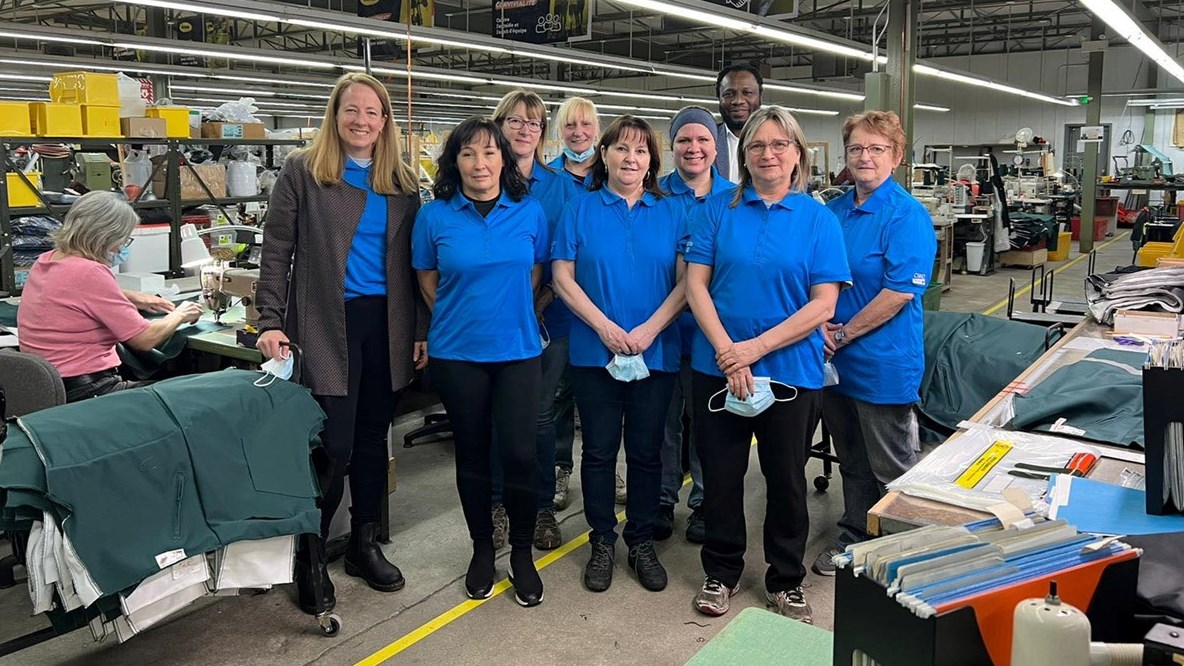Natacha Desnoyers, copropriétaire, en compagnie des trois nouvelles couturières en apprentissage, deux représentants du CSMO et deux contremaîtres de l’usine.