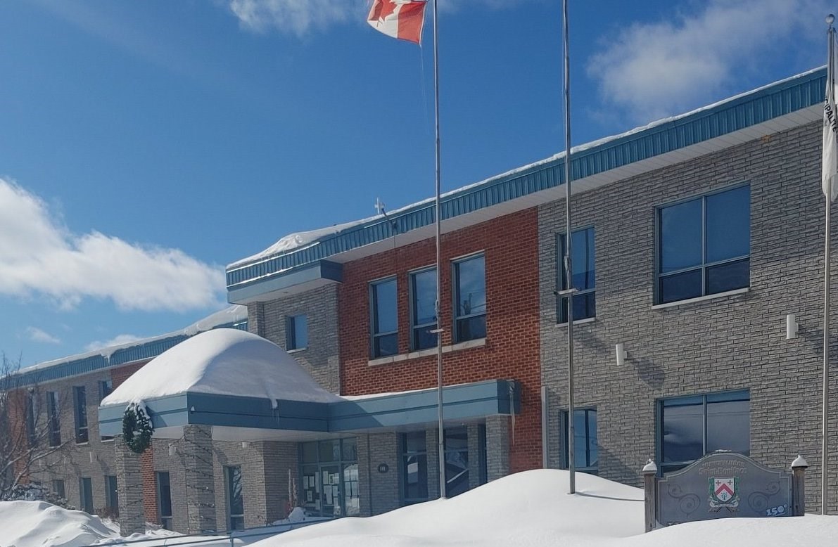 Depuis décembre, les employés municipaux ont déménagé leurs pénates dans la bibliothèque.
