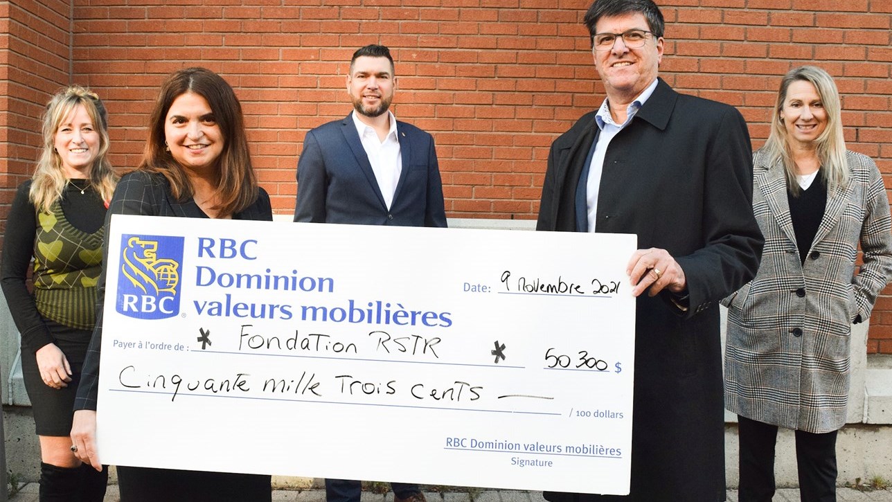 Marie-Josée Bourassa (gestionnaire des opérations de succursale, RBC Dominion valeurs mobilières), Maria Di Biase (directrice de succursale, RBC Dominion valeurs mobilières), Benoit Chaput (gestionnaire de portefeuille et conseiller en placement, RBC Dominion valeurs mobilières), Marc Paquin (coprésident du cabinet de la grande campagne de la Fondation RSTR et président du Groupe Somavrac) et Annie Brousseau (directrice générale, Fondation RSTR).
