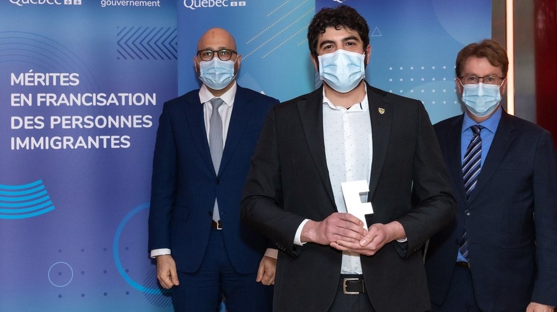 Au centre, M. Carlos Alexander Ruiz Mena, lors de la remise du prix.