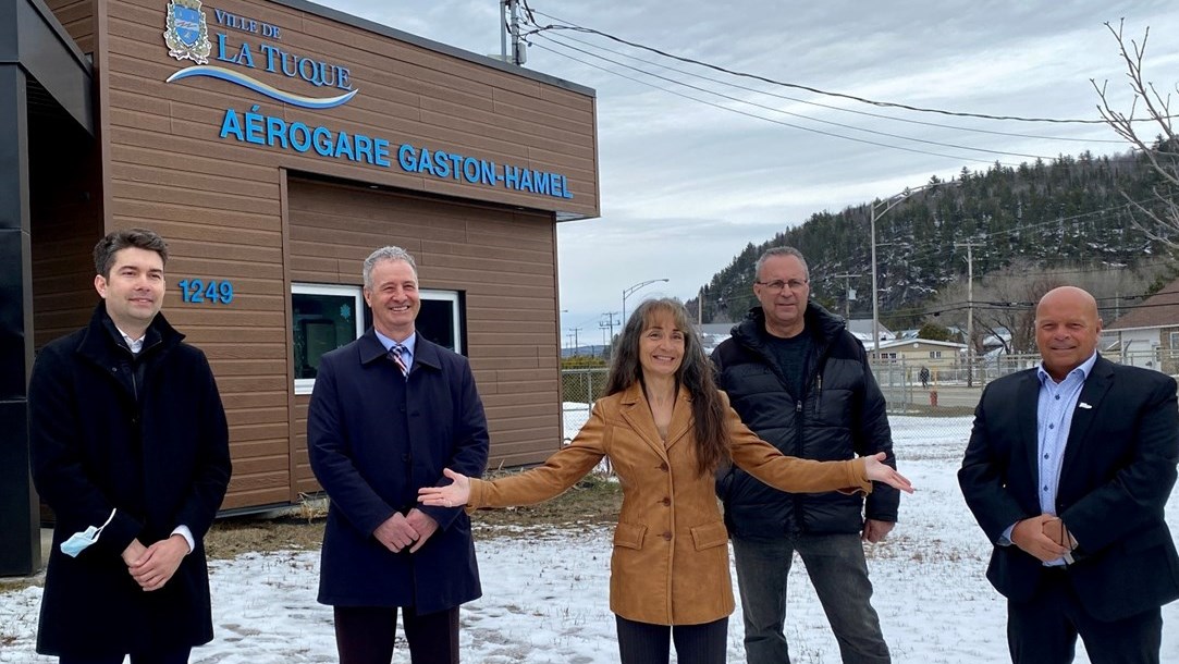 L’annonce a été faite par Mme Tardif en présence de MM. Guillaume Dontigny, ingénieur à la Ville de La Tuque, Gilles Hudon, PDG adjoint au CIUSSS MCQ, Claude Hamel, directeur de l’aérogare, Luc Martel maire de La Tuque.