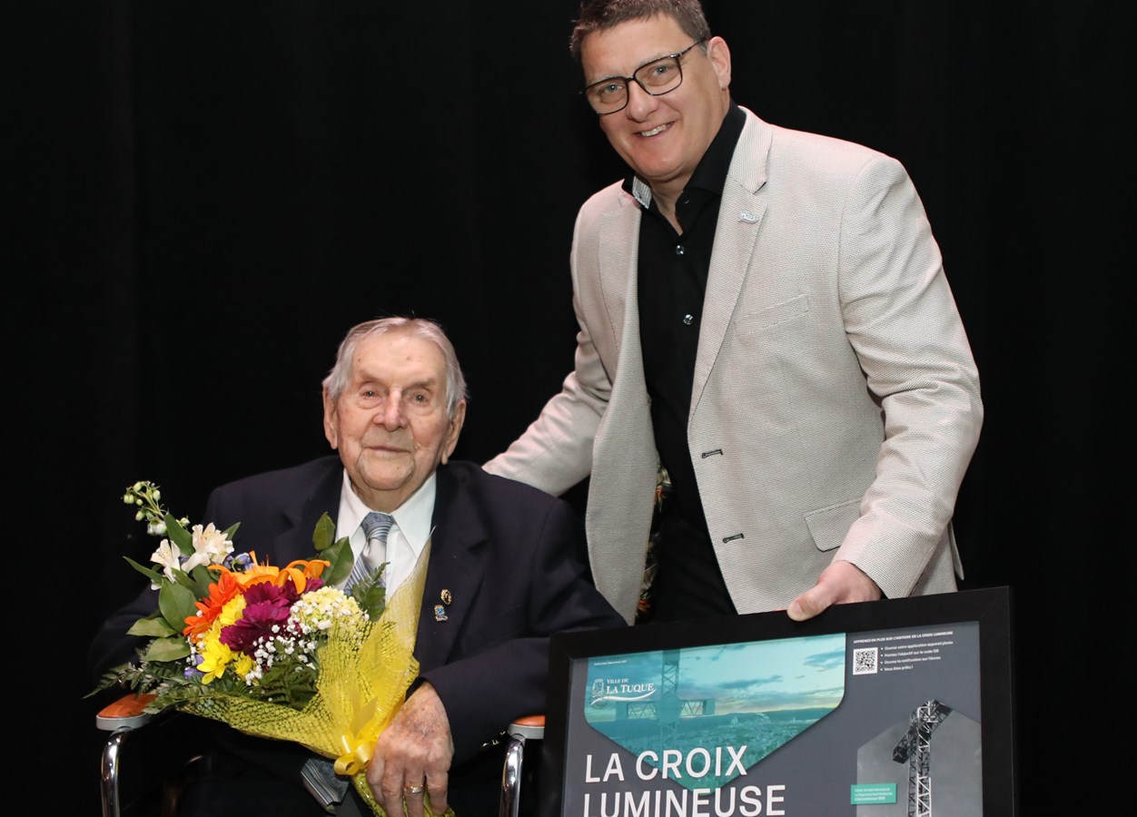 M. Robert Tremblay accompagné du conseiller municipal Claude Gaudreault.