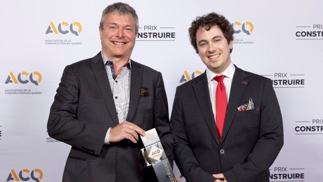 M. Dominique Cossette, président et M. Samuel Olivier Grenier, ingénieur, Marc Cossette Inc., lauréat du prix Fiers et compétents qui récompense l'entreprise québécoise de construction s'étant démarquée pour son dévouement envers le développement des compétences de ses employés.