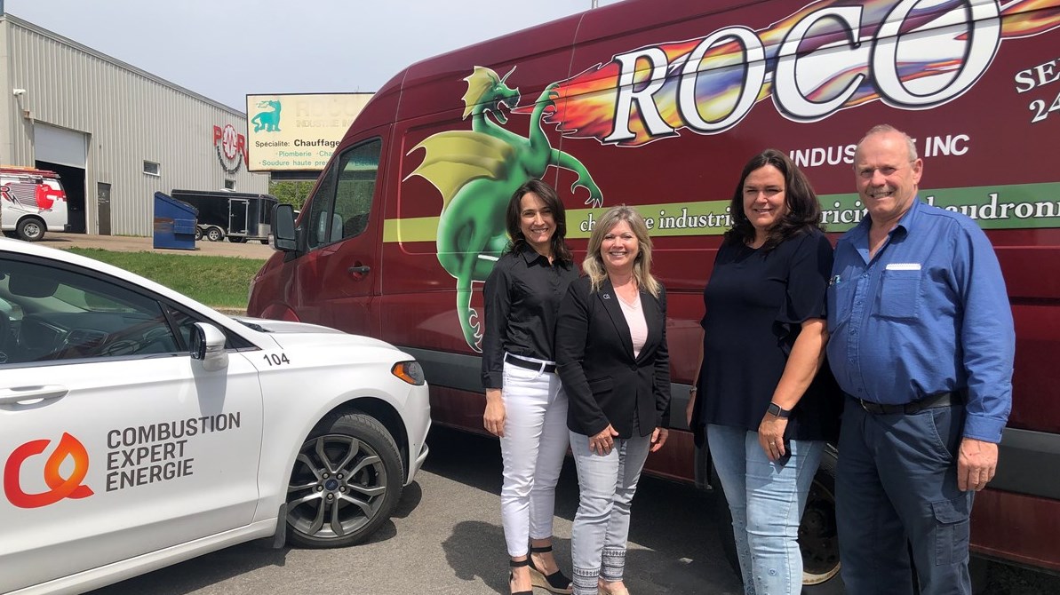 Les copropriétaires de Combustion Expert Énergie, Claudia Goulet et Sylvie Milette, ainsi que les propriétaires de Roco Industrie, Colette Lavergne et Robert Martineau.