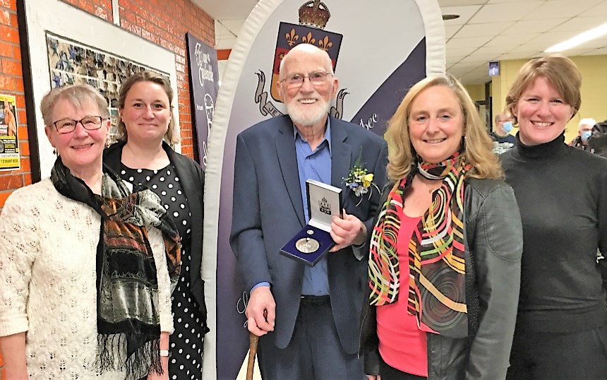 Jacques Blain dit le marcheur reçoit la Médaille du lieutenant-gouverneur