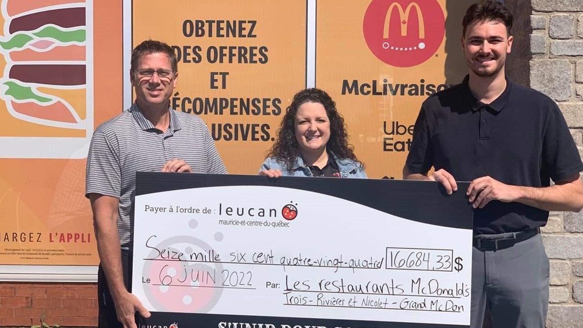 M. Marc Mongrain franchisé restaurants McDonald’s de Trois-Rivières et Nicolet, Marianne Dorval et Nicolas Arel, chargé(e)s de projets, développement philanthropique pour Leucan Mauricie-et-Centre-du-Québec