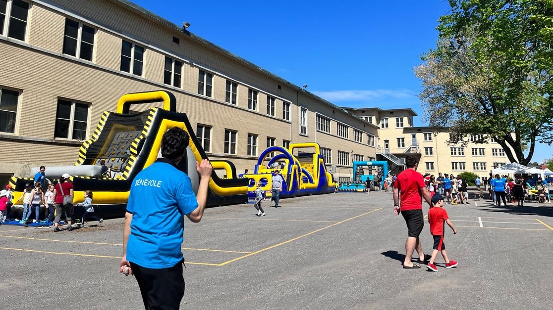 Lors de la journée, plusieurs activités ont eu lieu : jeux gonflables, séance de Zumba, station Choco-Brico et la présence de deux camions de restauration.