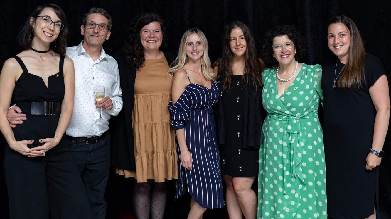 une partie de l’équipe de la Maison Eurêka lors des célébrations du 25e, dans l’ordre : Marie-Claude Daneau-Pelletier, directrice générale adjointe et coordonnatrice des services cliniques, Pierre-Gilles Roy, bénévole, Charlie Webb, présidente du conseil d’administration, Jade Julien, agente de communication, Jolyanne Arvisais, conseillère clinique, France Bouffard, directrice générale, et Stéphanie Lefebvre, conseillère en amélioration continue.
