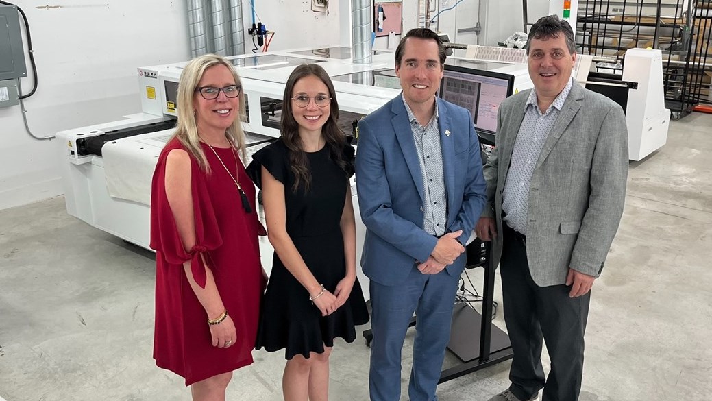 Sonia Chevalier (Les Textiles Patlin), Sandrine Chevalier (Les Textiles Patlin), Simon Allaire (député de Maskinongé) et Patrice Chevalier (Les Textiles Patlin).