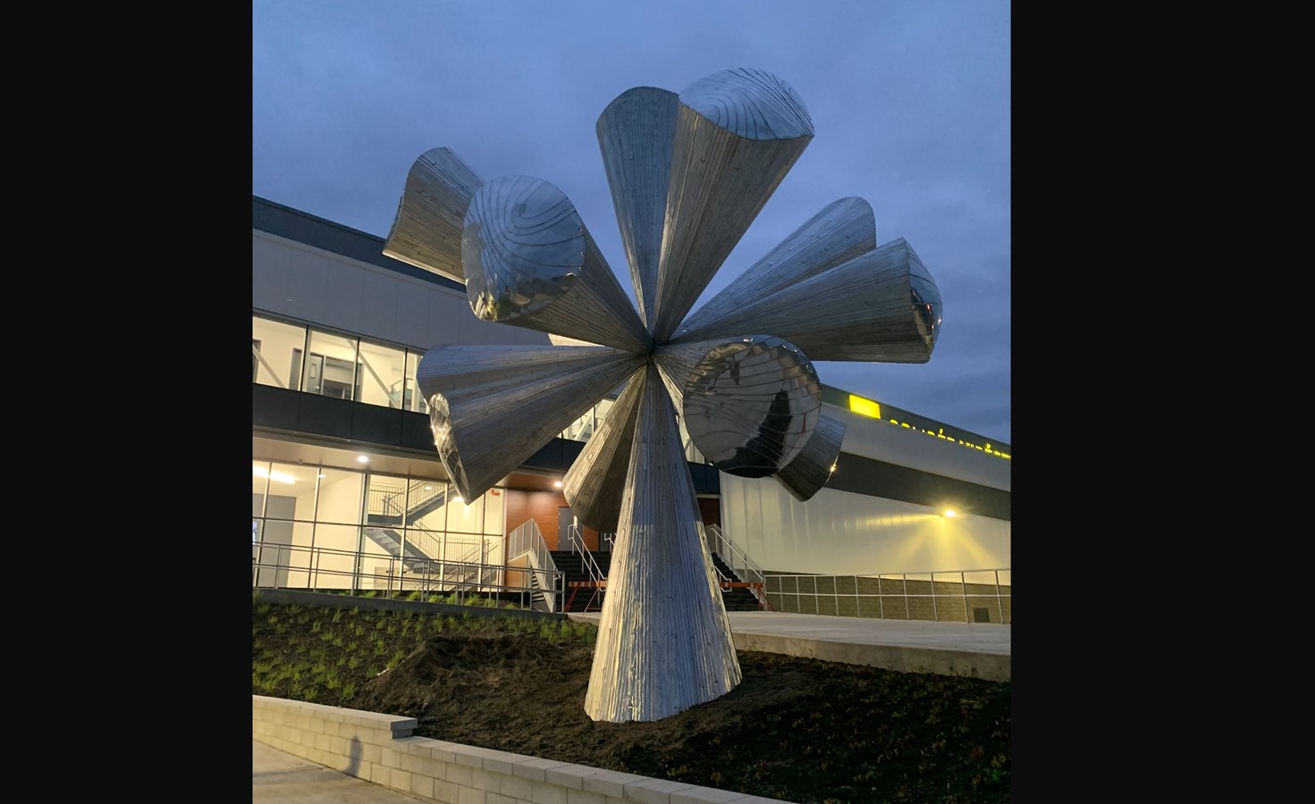 L’œuvre Vitesse-Vol installée au Colisée Vidéotron