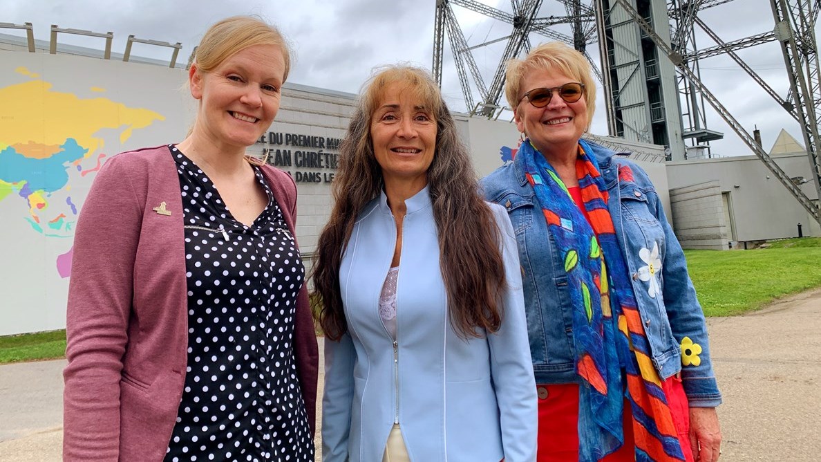 France Brisson et Sandie Letendre, respectivement présidente du conseil d’administration et directrice générale de la Cité de l’énergie, entourant la députée Marie-Louise Tardif.