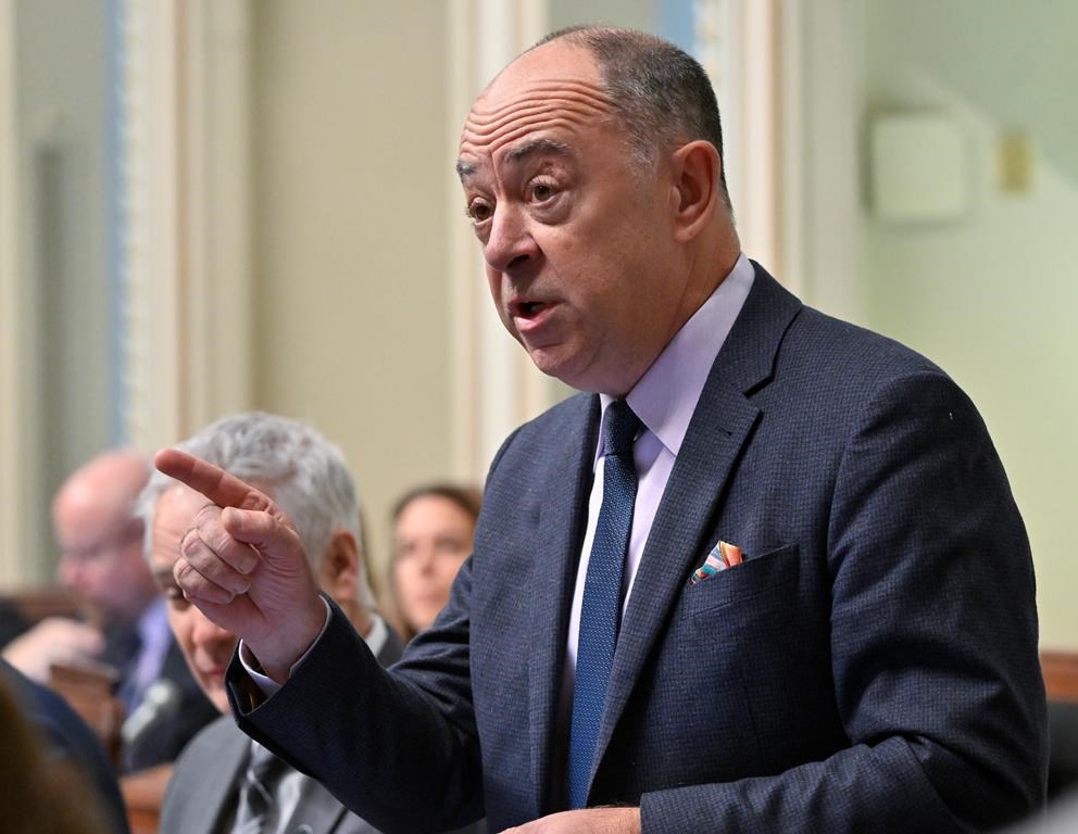 Dubé va déposer un projet de loi pour limiter le recours aux agences privées en santé