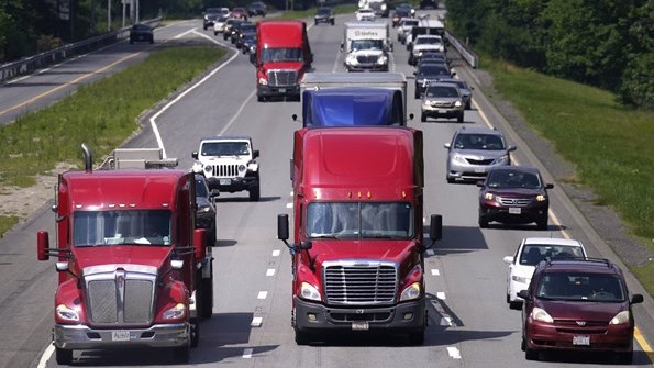 Des camionneurs se rassemblent pour réclamer un contrôle plus strict des règles
