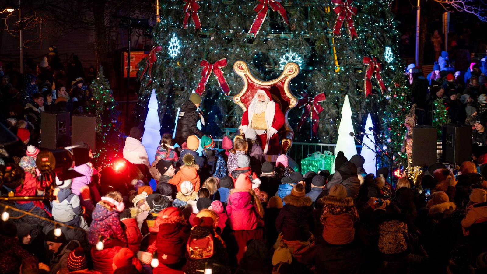Le Père Noël fera son arrivée à bord du Renne-o-bus, le tout nouvel autobus féérique de la STTR illuminé de plus de 2 500 lumières multicolores et décoré à l’effigie de Rudolph.