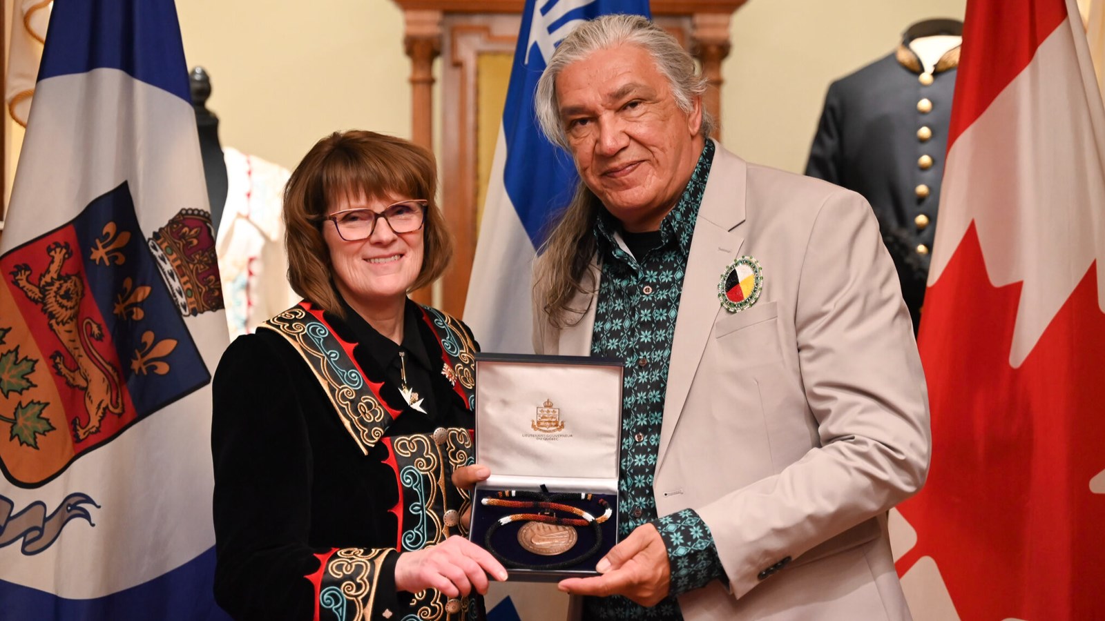 Jacques Newashish reçoit la Médaille de la Lieutenante-gouverneure du Québec