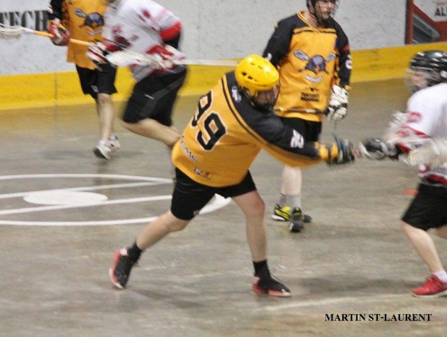 Francis Côté (no. 99) a terminé la saison régulière au sommet des marqueurs du CQCS avec un total de 73 points.