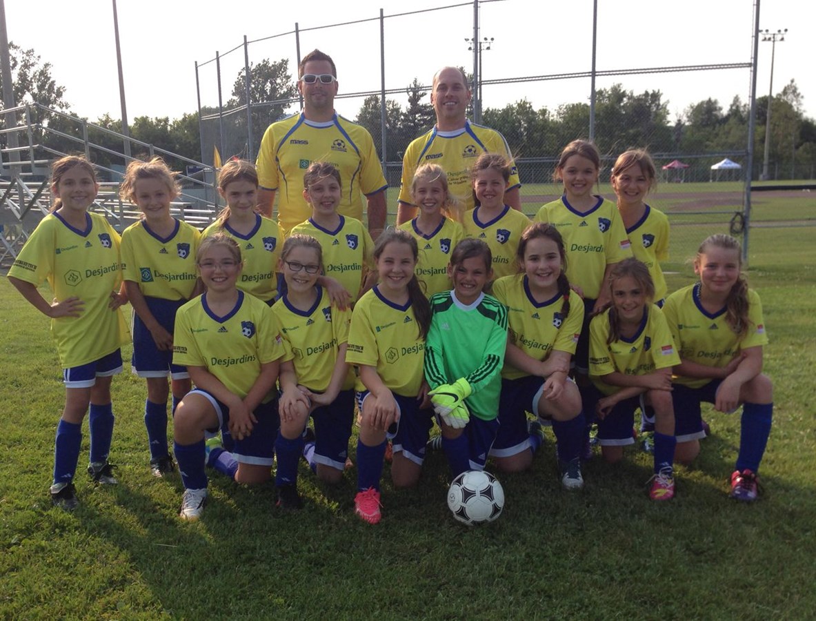 L’équipe féminine du U10. À l’avant, dans l’ordre habituel : Ely Martin, Alexane Marcotte, Clara Champagne, Florence Bilodeau, Marianne Boucher, Lorel Leblanc et Kelyane Lafrenière. À l’arrière : Lily-Ann Laliberté, Charlotte Morin, Dorothée Houde, Amy-Rose Laliberté, Alexanne Pelletier, Maude Pomerleau, Marilou Jolin et Elsa Massé accompagnées des entraîneurs Jonathan Martin et Jonathan Laliberté.