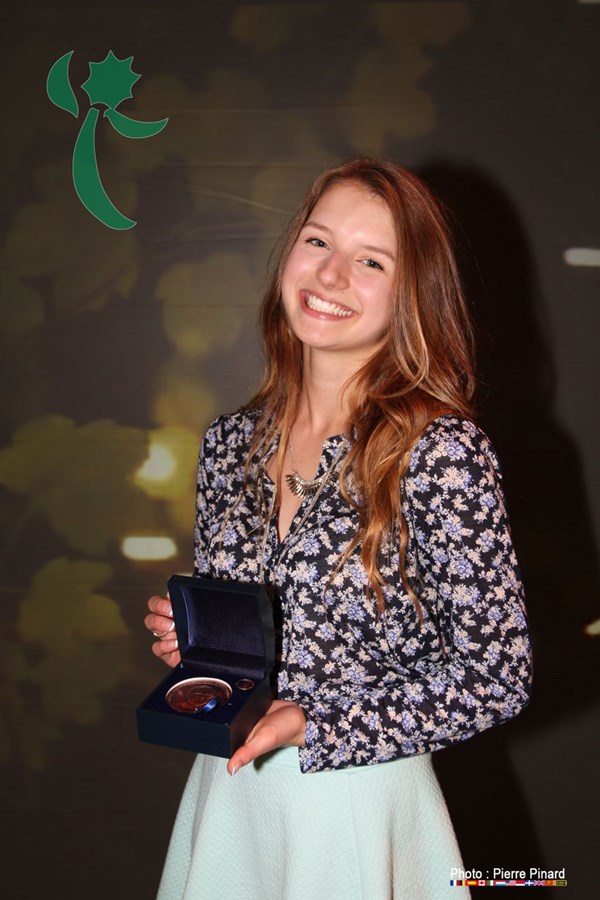 Allyson Morrissette avec en mains la Médaille du Lieutenant-gouverneur du Québec.